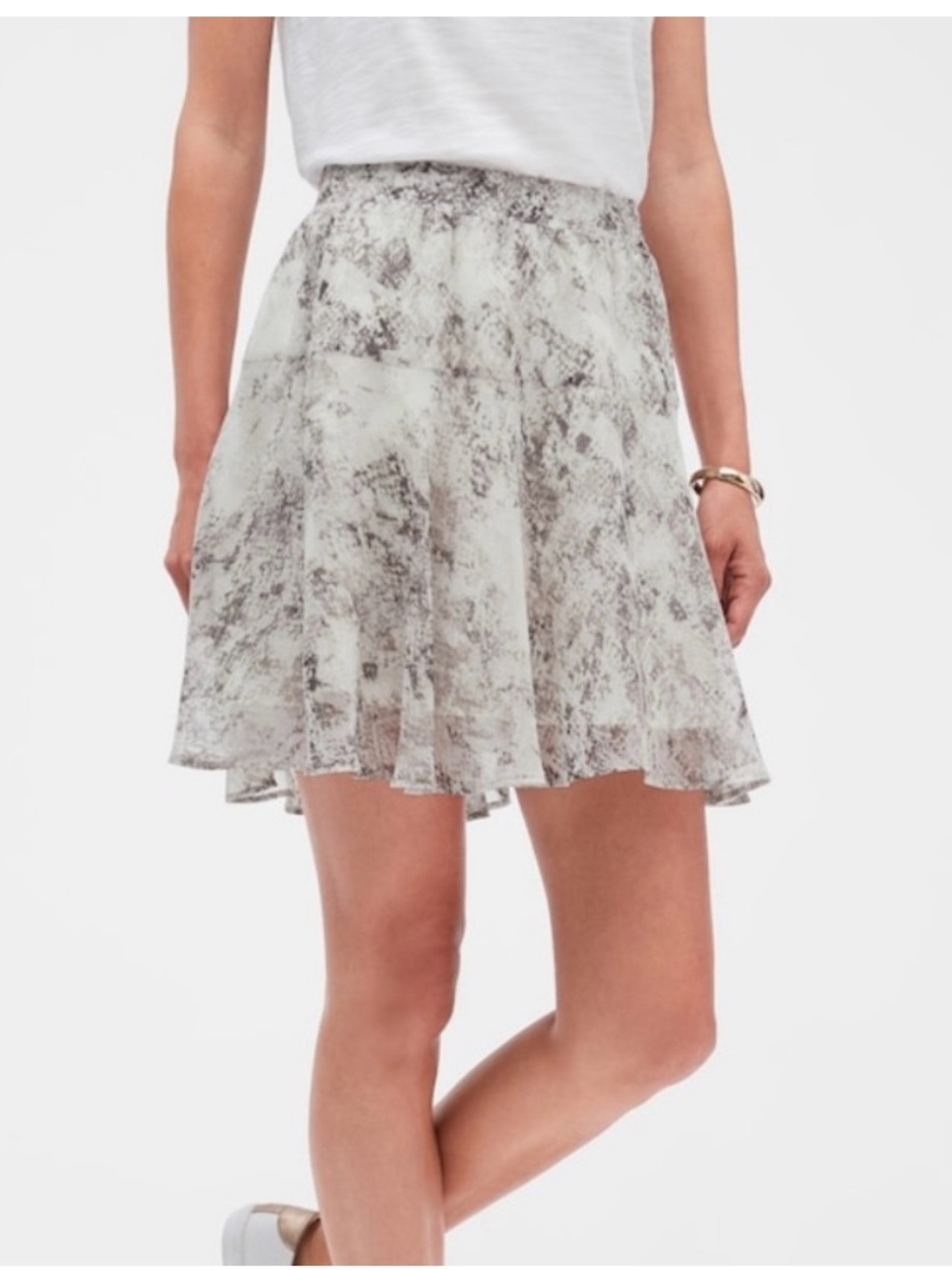 Banana Republic Mini Skirt Size 6 Flirty Snake Print Gray Flounce Pull On